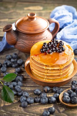 Eski bir arka planda sağlıklı bir kahvaltı. Lezzetli ve sağlıklı yemek kavramı..