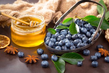 Eski bir arka planda sağlıklı bir kahvaltı. Lezzetli ve sağlıklı yemek kavramı..