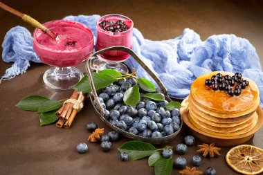 Eski bir arka planda sağlıklı bir kahvaltı. Lezzetli ve sağlıklı yemek kavramı..