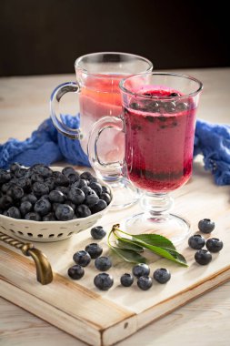 Eski bir arka planda sağlıklı bir kahvaltı. Lezzetli ve sağlıklı yemek kavramı..