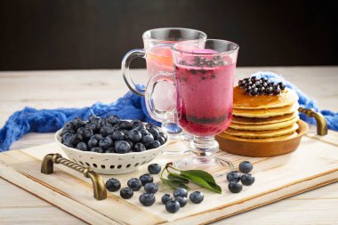 Eski bir arka planda sağlıklı bir kahvaltı. Lezzetli ve sağlıklı yemek kavramı..