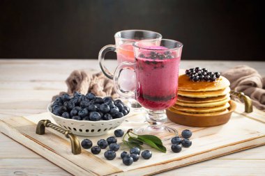 Eski bir arka planda sağlıklı bir kahvaltı. Lezzetli ve sağlıklı yemek kavramı..