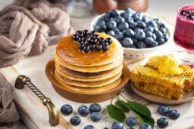 Eski bir arka planda sağlıklı bir kahvaltı. Lezzetli ve sağlıklı yemek kavramı..