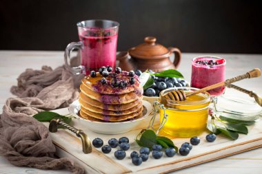 Eski bir arka planda sağlıklı bir kahvaltı. Lezzetli ve sağlıklı yemek kavramı..