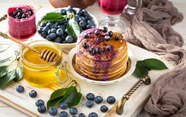 Eski bir arka planda sağlıklı bir kahvaltı. Lezzetli ve sağlıklı yemek kavramı..