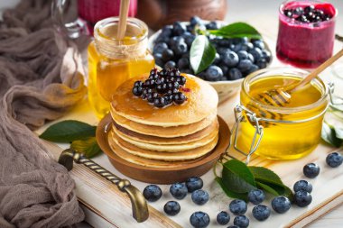 Eski bir arka planda sağlıklı bir kahvaltı. Lezzetli ve sağlıklı yemek kavramı..