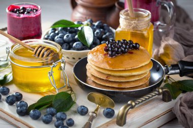 Eski bir arka planda sağlıklı bir kahvaltı. Lezzetli ve sağlıklı yemek kavramı..