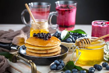 Eski bir arka planda sağlıklı bir kahvaltı. Lezzetli ve sağlıklı yemek kavramı..