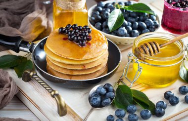 Eski bir arka planda sağlıklı bir kahvaltı. Lezzetli ve sağlıklı yemek kavramı..