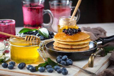 Eski bir arka planda sağlıklı bir kahvaltı. Lezzetli ve sağlıklı yemek kavramı..