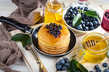 Eski bir arka planda sağlıklı bir kahvaltı. Lezzetli ve sağlıklı yemek kavramı..