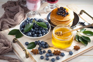 Eski bir arka planda sağlıklı bir kahvaltı. Lezzetli ve sağlıklı yemek kavramı..