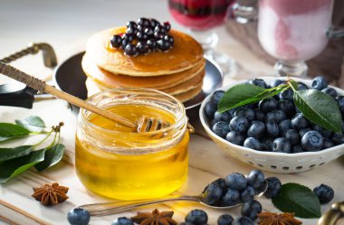 Eski bir arka planda sağlıklı bir kahvaltı. Lezzetli ve sağlıklı yemek kavramı..