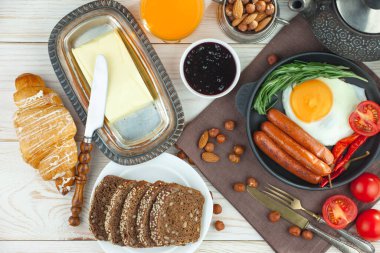 Eski bir arka planda sağlıklı bir kahvaltı. Lezzetli ve sağlıklı yemek kavramı..