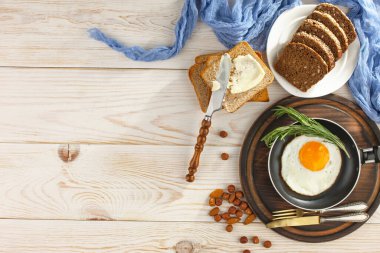 Eski bir arka planda sağlıklı bir kahvaltı