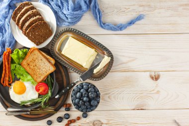 Eski bir arka planda sağlıklı bir kahvaltı