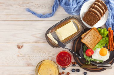 Eski bir arka planda sağlıklı bir kahvaltı