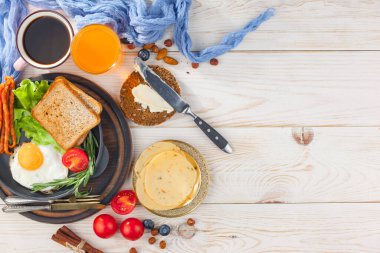 Eski bir arka planda sağlıklı bir kahvaltı