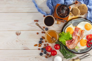 Eski bir arka planda sağlıklı bir kahvaltı