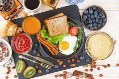 Eski bir arka planda sağlıklı bir kahvaltı