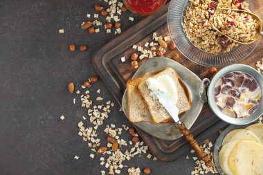 Eski bir arka planda sağlıklı bir kahvaltı