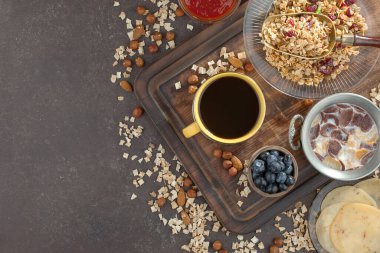 Eski bir arka planda sağlıklı bir kahvaltı