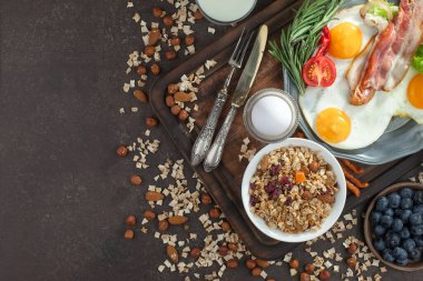 Eski bir arka planda sağlıklı bir kahvaltı