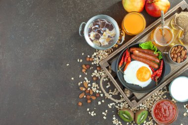 Eski bir arka planda sağlıklı bir kahvaltı