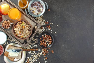 Eski bir arka planda sağlıklı bir kahvaltı