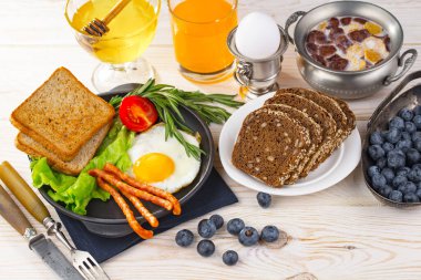 Eski bir arka planda sağlıklı bir kahvaltı