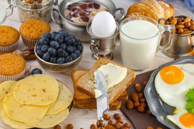 Eski bir arka planda sağlıklı bir kahvaltı