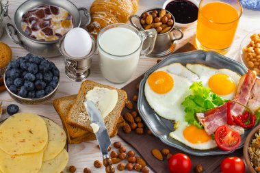 Eski bir arka planda sağlıklı bir kahvaltı