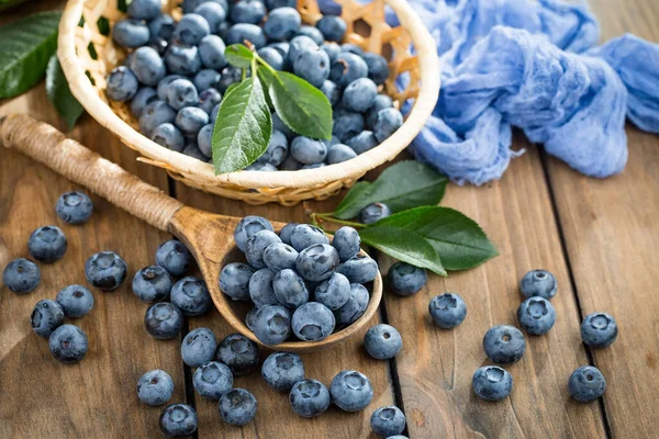 Böğürtlen ve krep, eski bir arka planda.