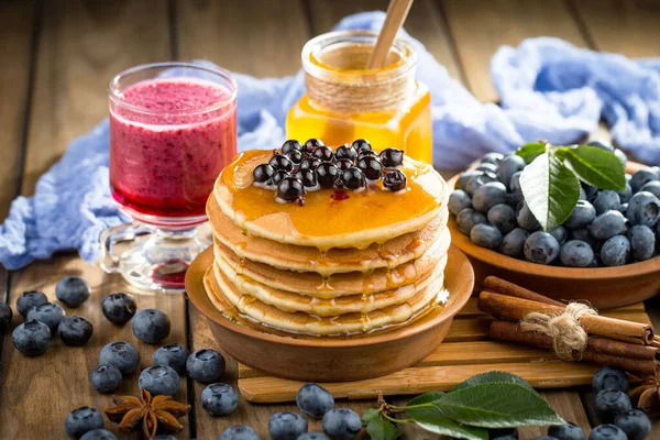 Böğürtlen ve krep, eski bir arka planda.