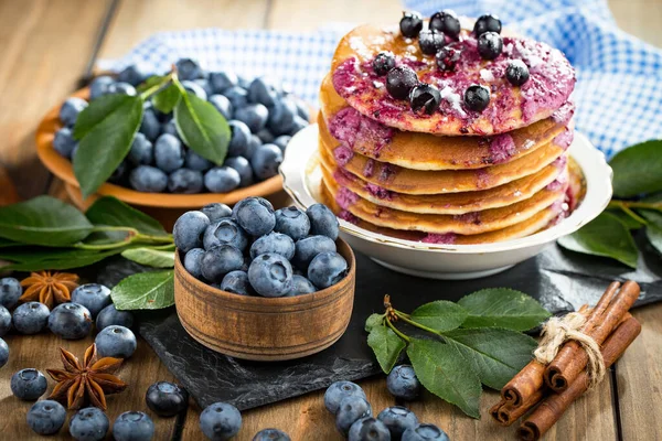 Böğürtlen ve krep, eski bir arka planda.