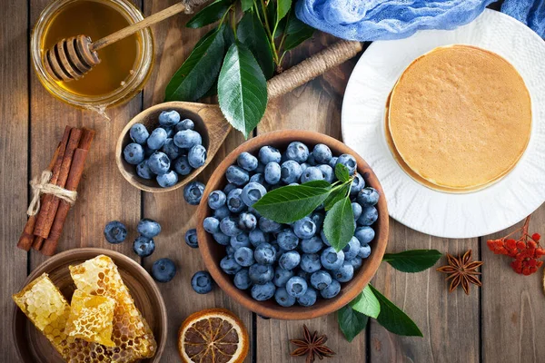 Böğürtlen ve krep, eski bir arka planda.