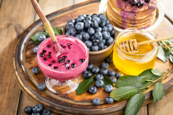 Böğürtlen ve krep, eski bir arka planda.