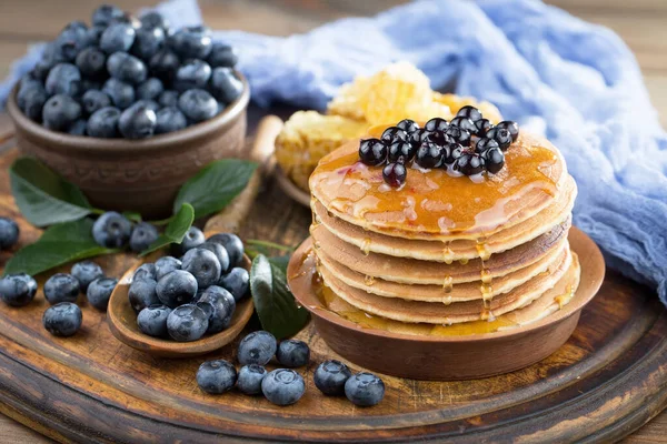 Blaubeeren Teller Und Pfannkuchen Auf Altem Hintergrund — Stockfoto