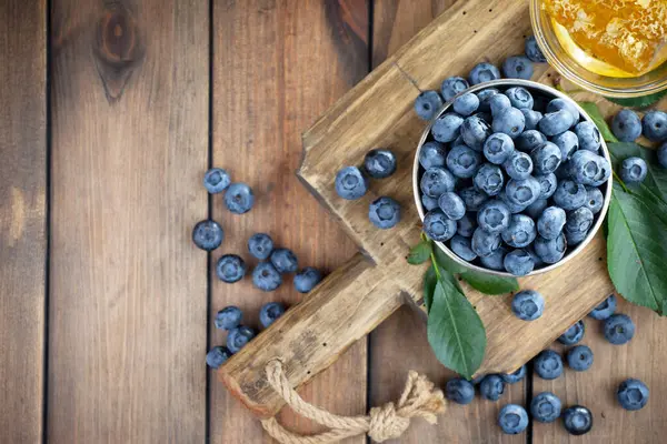 Böğürtlen ve krep, eski bir arka planda.