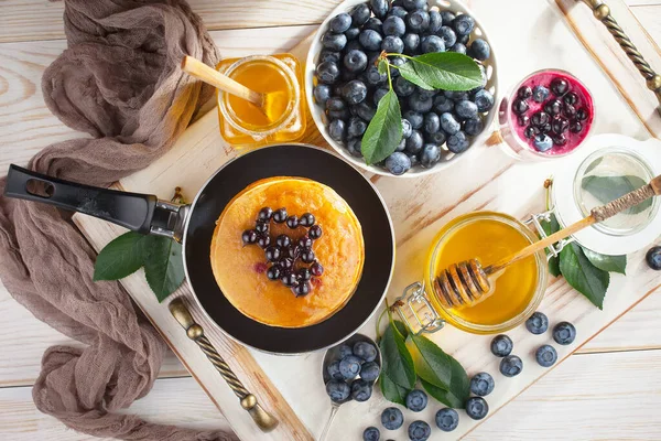 Eski bir arka planda sağlıklı bir kahvaltı. Lezzetli ve sağlıklı yemek kavramı..