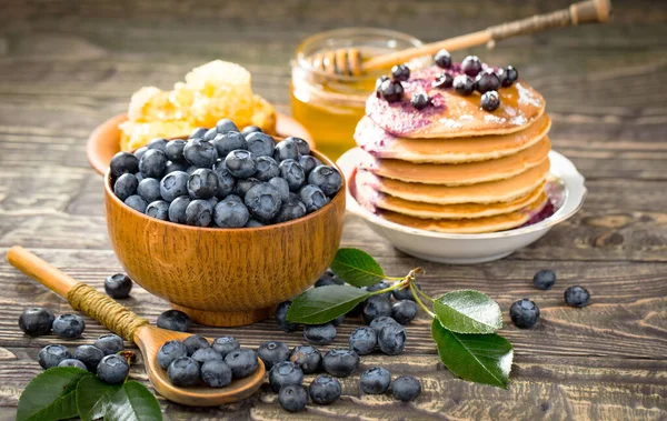 Eski bir arka planda sağlıklı bir kahvaltı. Lezzetli ve sağlıklı yemek kavramı..