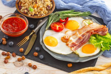 Eski bir arka planda sağlıklı bir kahvaltı