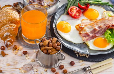 Eski bir arka planda sağlıklı bir kahvaltı. Lezzetli ve sağlıklı yemek kavramı..