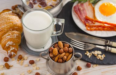 Eski bir arka planda sağlıklı bir kahvaltı. Lezzetli ve sağlıklı yemek kavramı..