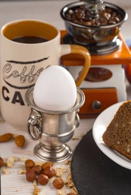 Eski bir arka planda sağlıklı bir kahvaltı. Lezzetli ve sağlıklı yemek kavramı..