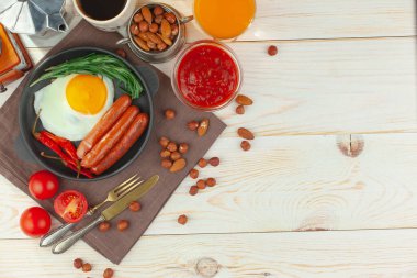 Eski bir arka planda sağlıklı bir kahvaltı