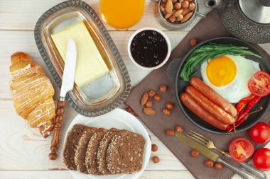 Eski bir arka planda sağlıklı bir kahvaltı