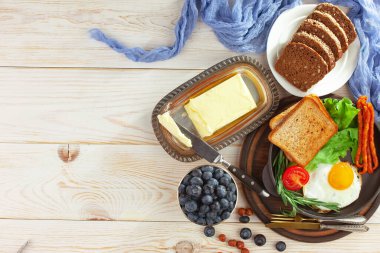 Eski bir arka planda sağlıklı bir kahvaltı