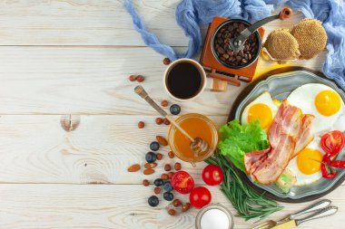 Eski bir arka planda sağlıklı bir kahvaltı