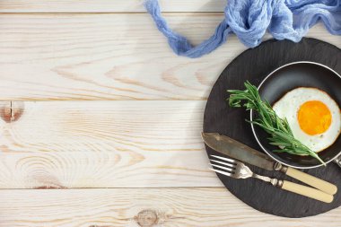 Eski bir arka planda sağlıklı bir kahvaltı